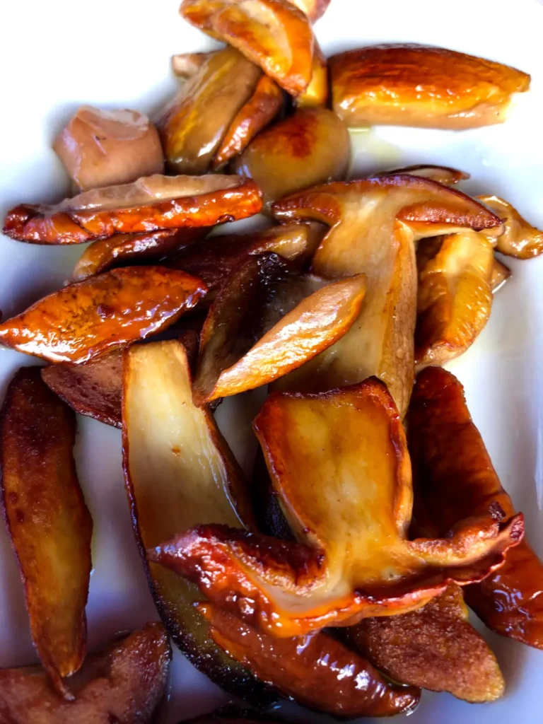 Piatto di funghi porcini fritti, specialità d'autunno nell'entroterra di Rimini