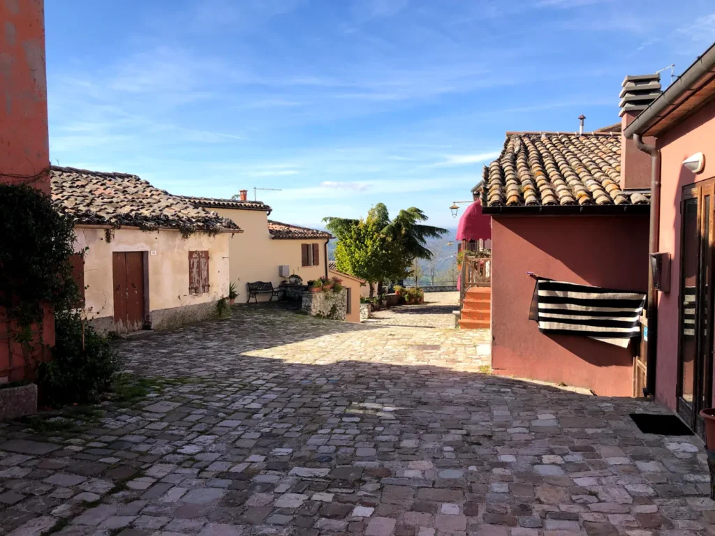 Vicoli acciottolati e case in pietra del borgo di Montebello, Poggio Torriana