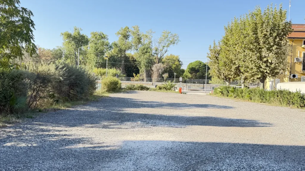 Ampio spazio di manovra nel parcheggio dell'Hotel Viking, adatto ad auto, furgoni e pullman