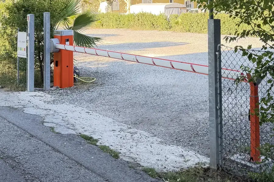 Sbarra d'ingresso e recinzione del parcheggio privato dell'Hotel Viking a Viserbella di Rimini
