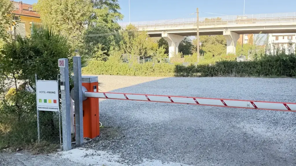 Ingresso del parcheggio privato dell'Hotel Viking a Viserbella di Rimini, con sbarra e cartello Parcheggio riservato