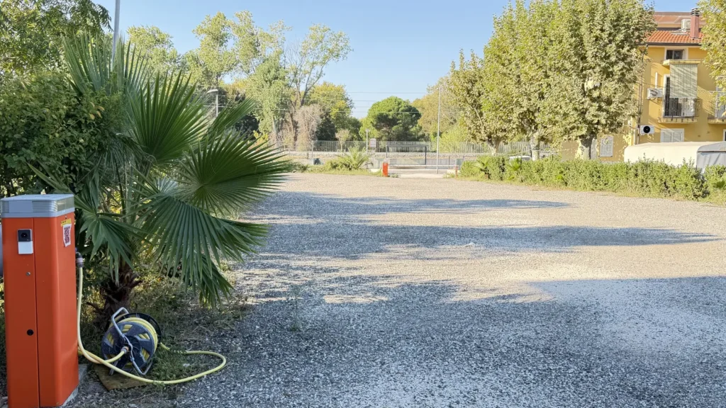 Il piazzale del parcheggio privato recintato dell'Hotel Viking a Viserbella di Rimini