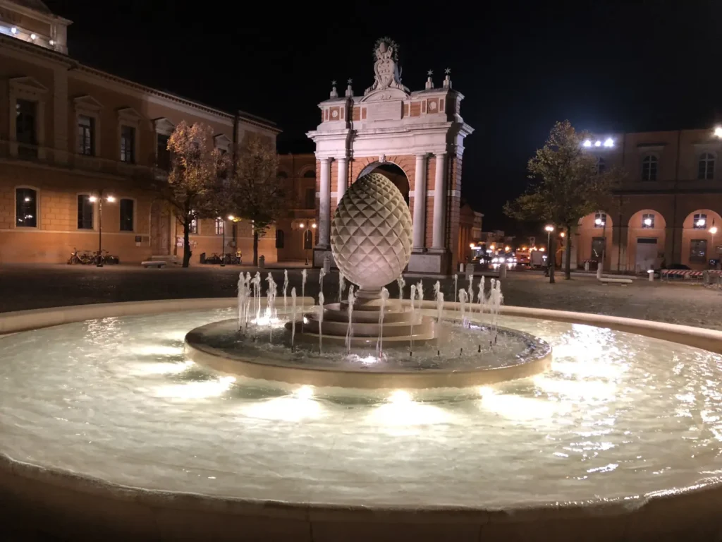 La fontana di piazza Ganganelli illuminata di sera con l'Arco Ganganelli, Santarcangelo di Romagna