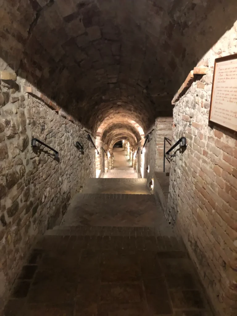 Scalinata e cunicoli con volte in mattoni nelle grotte sotterranee di Santarcangelo di Romagna