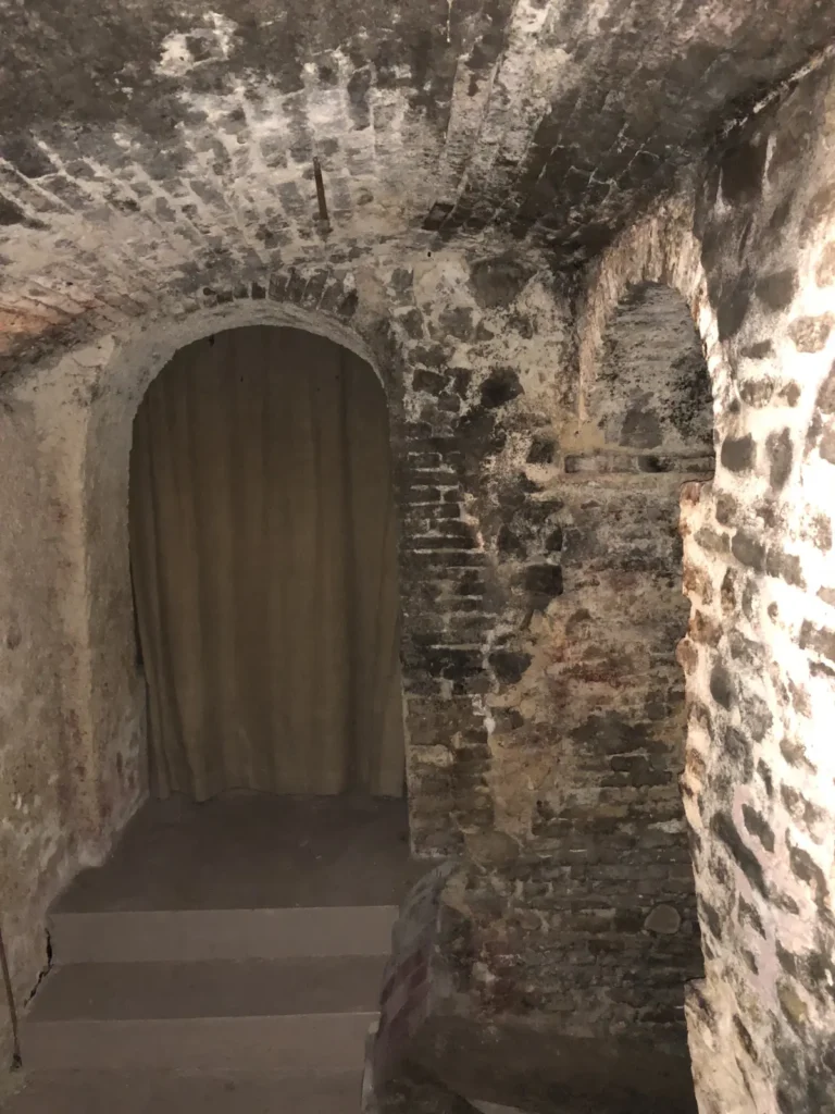 Interno della Rocca Malatestiana di Santarcangelo di Romagna, con volte e archi in mattoni e pietra