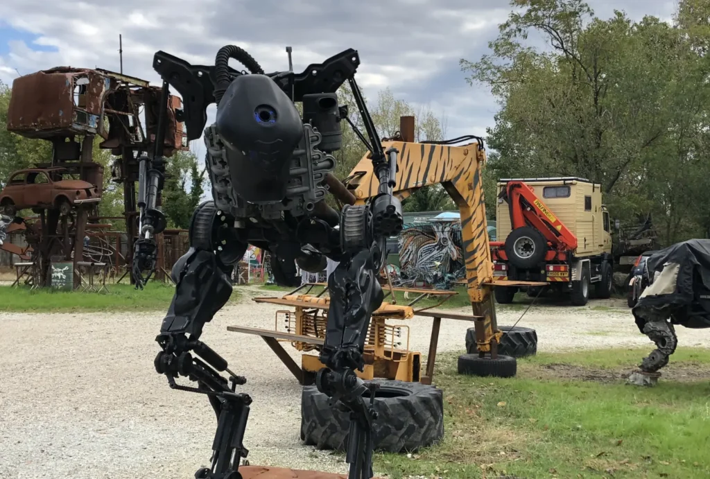 Scultura in metallo di recupero a Mutonia, il villaggio degli artisti Mutoid a Santarcangelo di Romagna