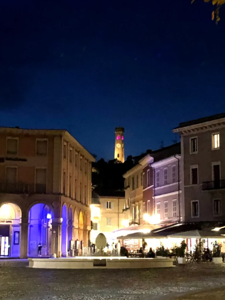 Piazza Ganganelli di sera con il Campanone illuminato sulla collina, Santarcangelo di Romagna