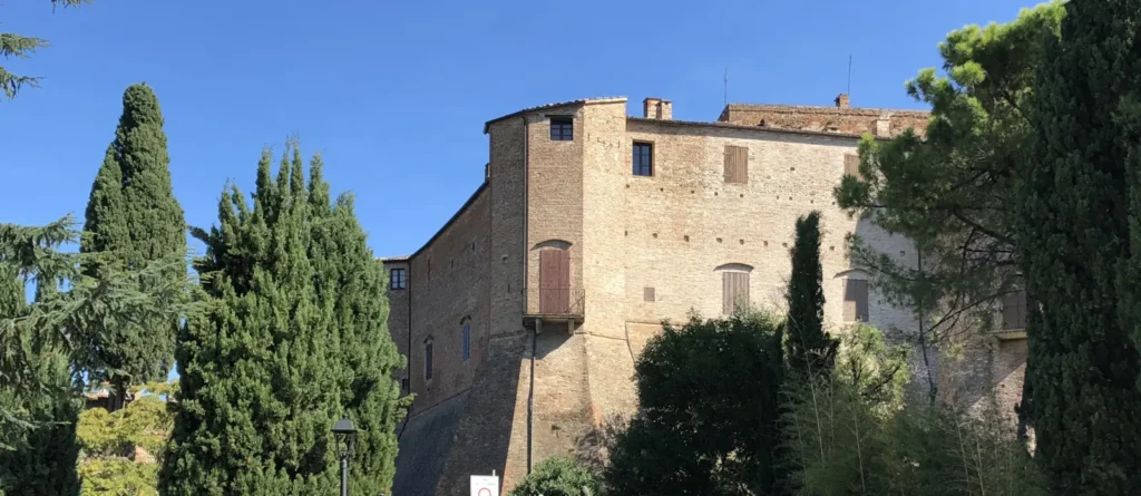La Rocca Malatestiana di Santarcangelo di Romagna vista dall'esterno, tra cipressi e mura in mattoni