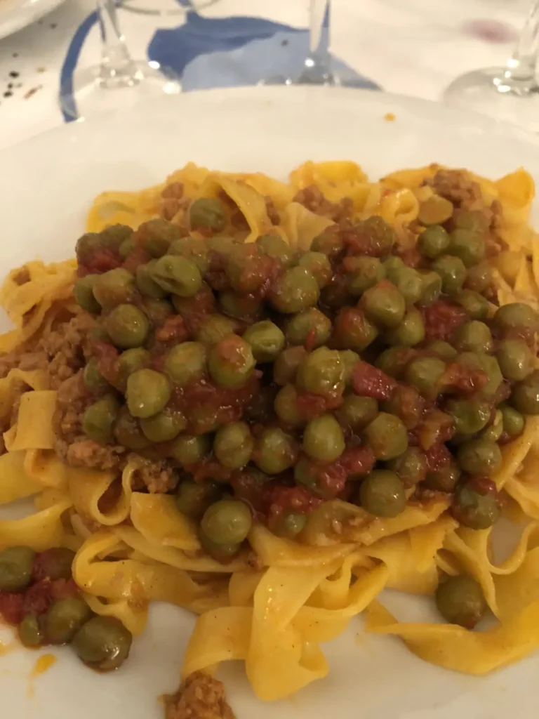 Tagliatelle al ragù con piselli, piatto della cucina romagnola, in un'osteria di Santarcangelo di Romagna