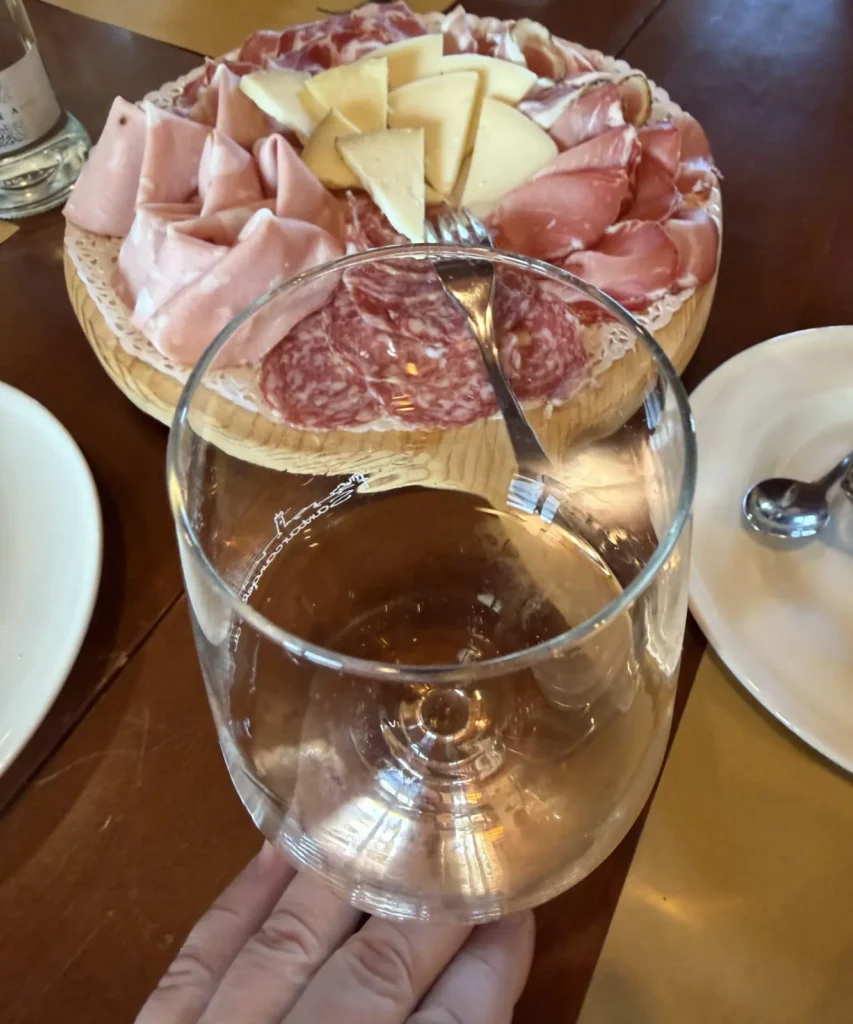 Tagliere di salumi e formaggi romagnoli con un calice di vino a Santarcangelo di Romagna