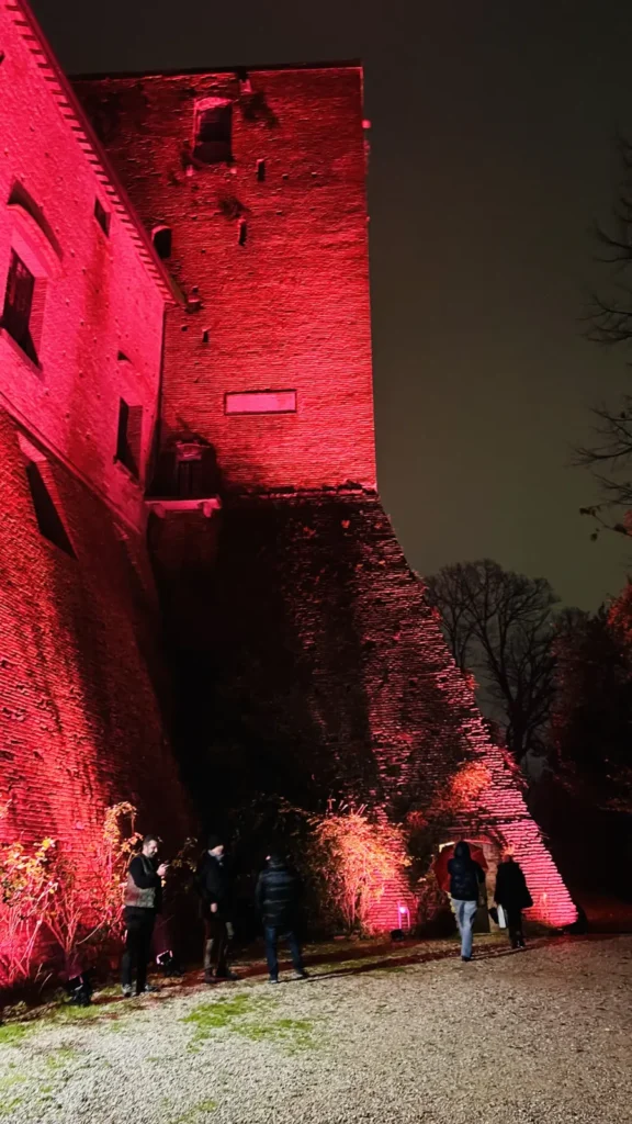 Il torrione della Rocca Malatestiana illuminato di sera, Santarcangelo di Romagna