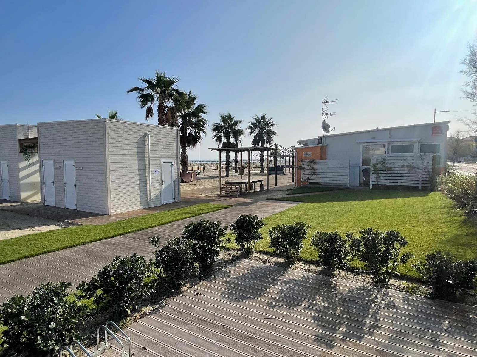 Prato, cabine e palme verso il mare al Bagno 53 Neri di Viserbella di Rimini