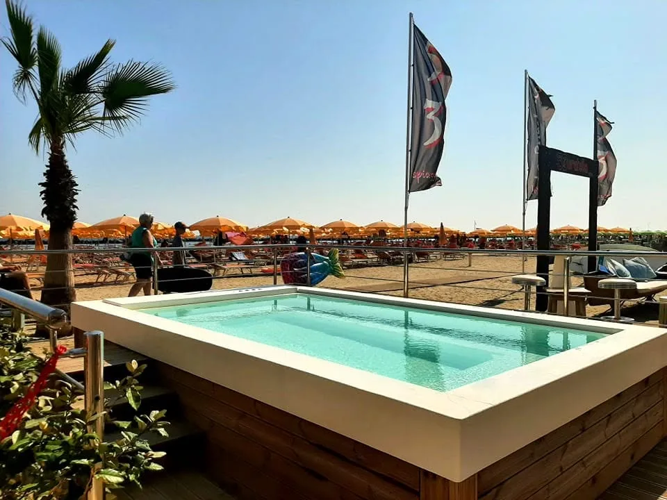 Vasca idromassaggio sulla terrazza del Bagno 53 Neri, spiaggia convenzionata dell'Hotel Viking a Viserbella