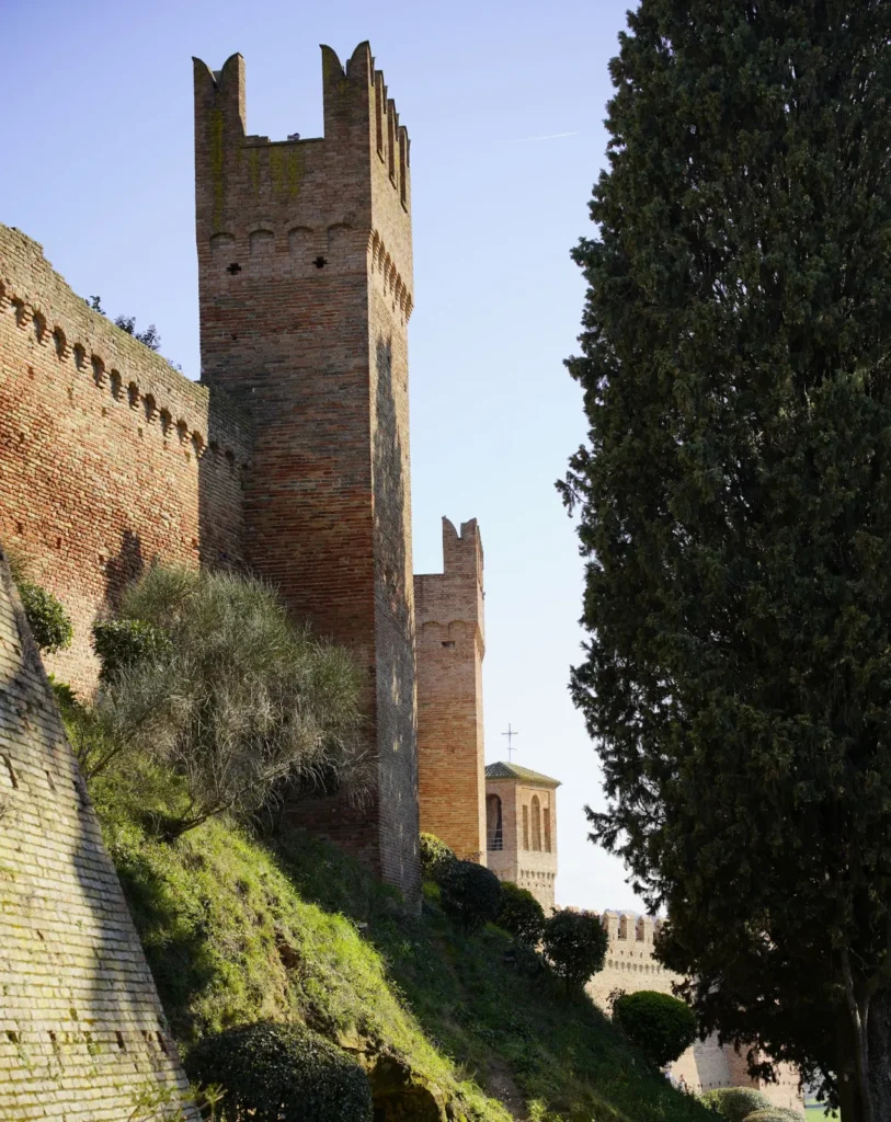 Le mura in mattoni e le torri merlate di Gradara