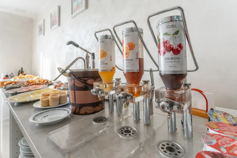 Buffet della colazione con confetture e succhi all'Hotel Viking di Viserbella