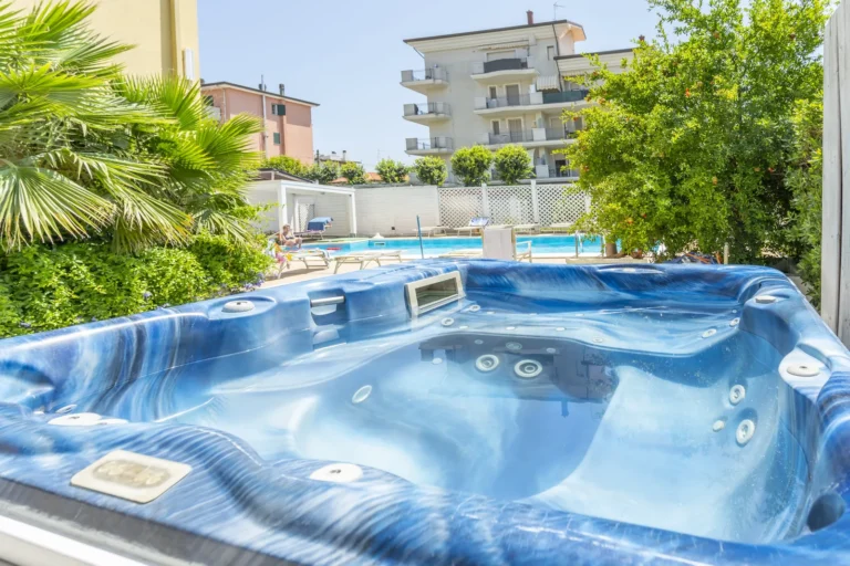 Idromassaggio Jacuzzi in giardino con la piscina sullo sfondo, Hotel Viking