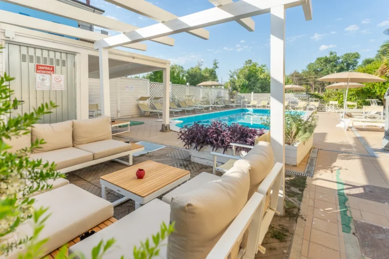 Divanetti sotto il pergolato a bordo piscina, Hotel Viking Viserbella di Rimini