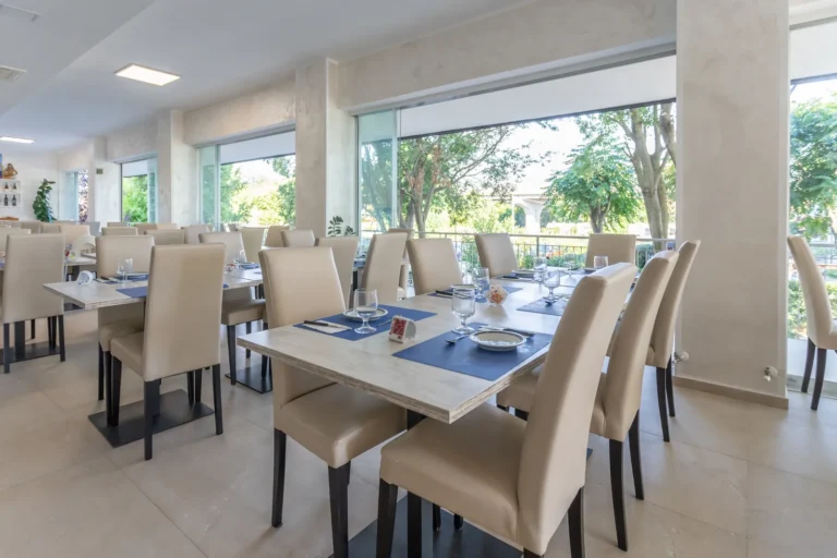 Sala ristorante con grandi vetrate sul giardino, Hotel Viking Viserbella
