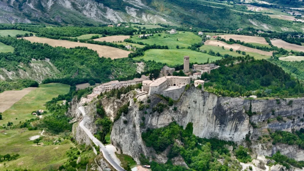 Veduta aerea di San Leo: il borgo e la fortezza sulla rupe di roccia, tra le colline della Valmarecchia