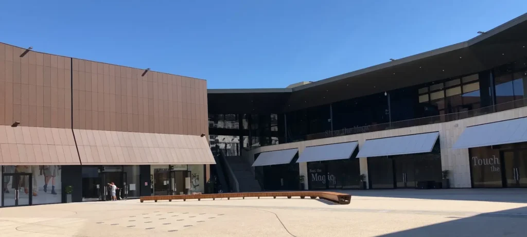 La piazza del centro commerciale con boutique di grandi marche a San Marino