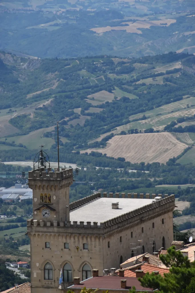 Il Palazzo Pubblico di San Marino visto dall'alto, con le colline del Montefeltro sullo sfondo