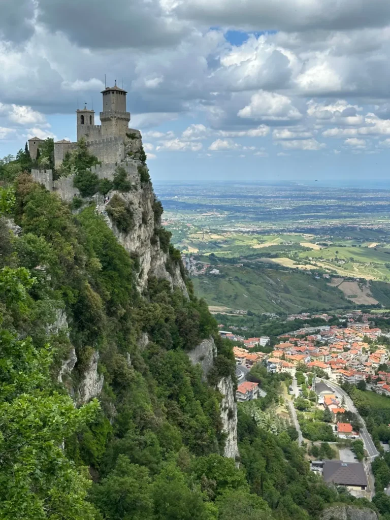 La Prima Torre (Guaita) di San Marino a picco sulla rupe del Monte Titano, con vista sulla pianura fino al mare