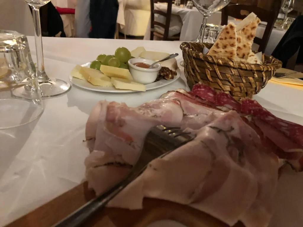 Tagliere di salumi e formaggi con piadina romagnola in un ristorante di Verucchio